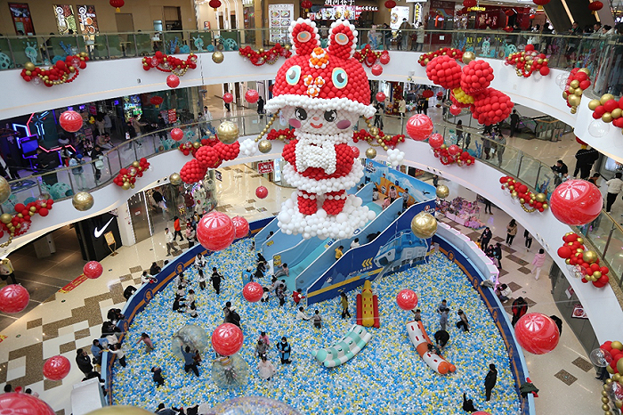 县城综合体的新年装饰也不乏创意