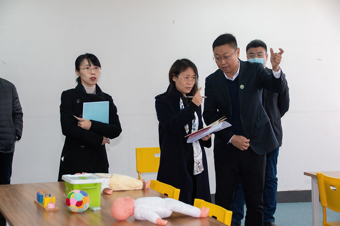 　　专家评审团参观长春早教学院实习实训室