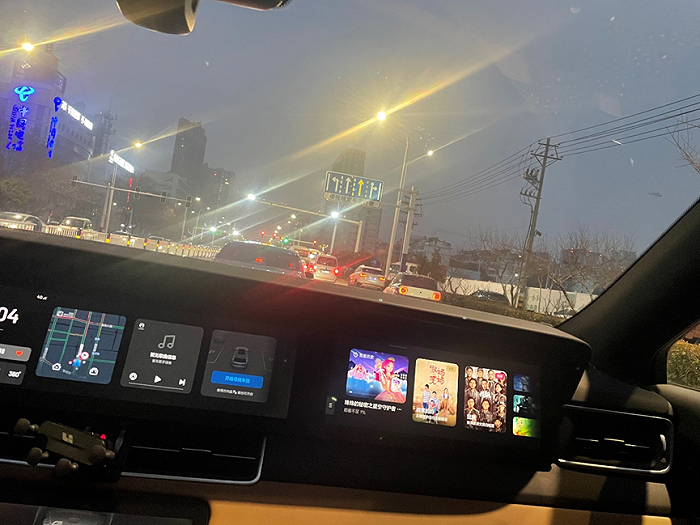 坐在副驾的我悄悄拍照，窗外就是县城的霓虹灯