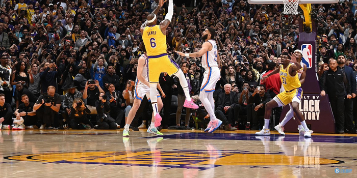 篮球巨星碰撞火花四溅