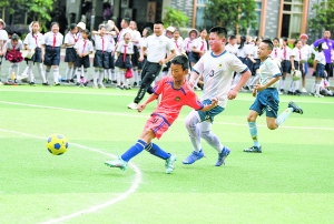 　　图5为花果园第三小学的小球员在五人制校园足球联赛中激烈拼抢。