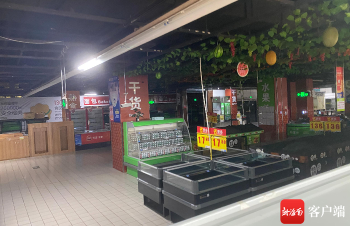 超市内熟食、干货、水果区已暂停使用。记者 王子遥 摄
