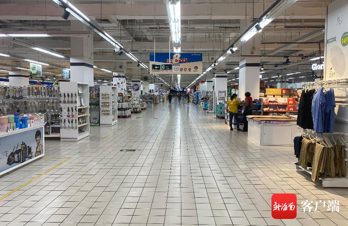 超市内客流寥寥无几。记者 王子遥 摄