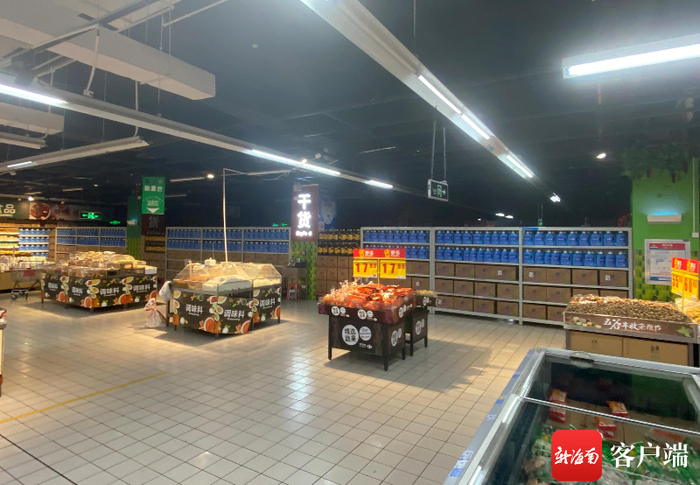调整陈列后的超市内十分空旷。记者 王子遥 摄