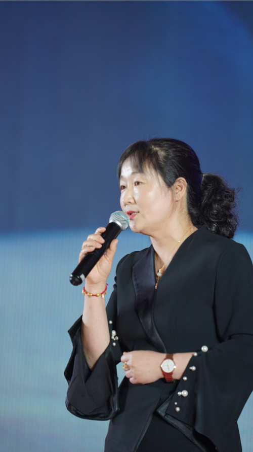 　　那拉集团董事长台艳杰女士