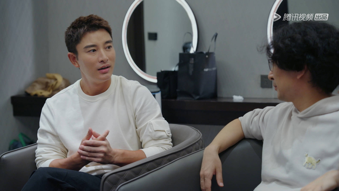 　　李翔和贾乃亮讨论明星直播带货