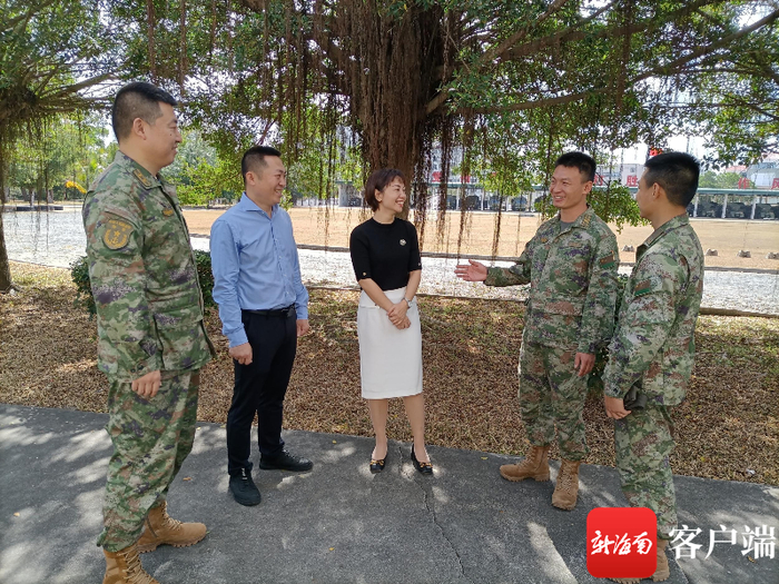 海南省退役军人事务厅工作人员同部队官兵进行交流。通讯员 严军 易志文供图