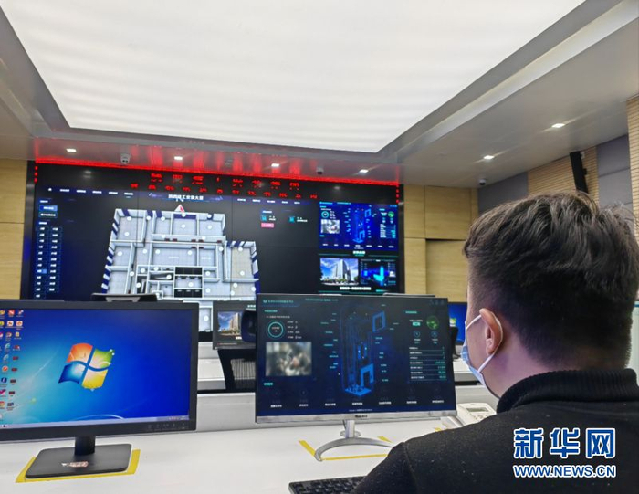 工作人员对陕建安装大厦进行智能化操控管理。新华社记者 张斌 摄
