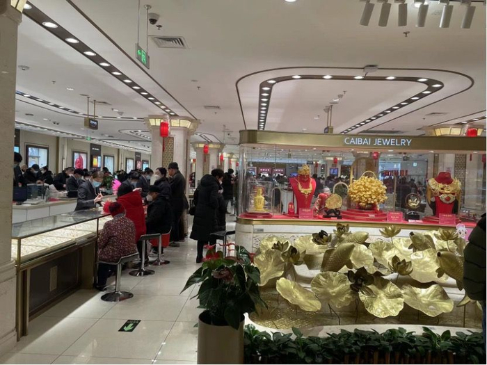 北京广安菜市口百货市场中心内消费者人头攒动 摄影/贝壳财经记者 罗东骏。  