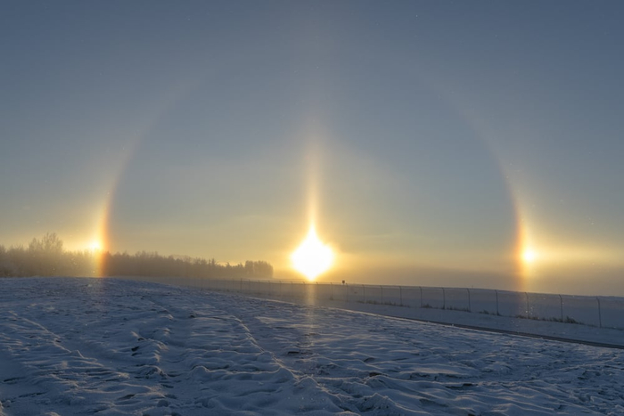 阿拉斯加上空的幻日现象（图片来自网络）