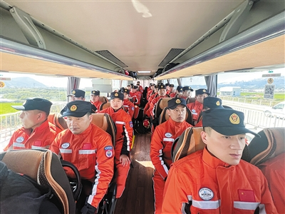 2月8日，中国救援队搭乘长途大巴奔赴地震重灾区哈塔伊省参加救援行动（手机拍摄）。中国救援队一行82人于当地时间8日凌晨4时30分抵达土耳其阿达纳机场。