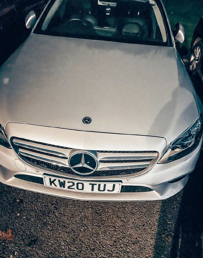 丁言东2022年年末英国之行的自驾租赁汽 车。