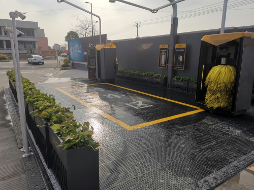 　　图 | 驿公里阿尔法机器人洗车机