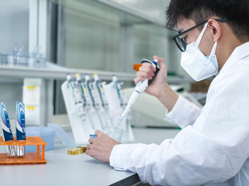 　　图：“凉露滋Ospa”口腔微生物研发团队在进行体外实验