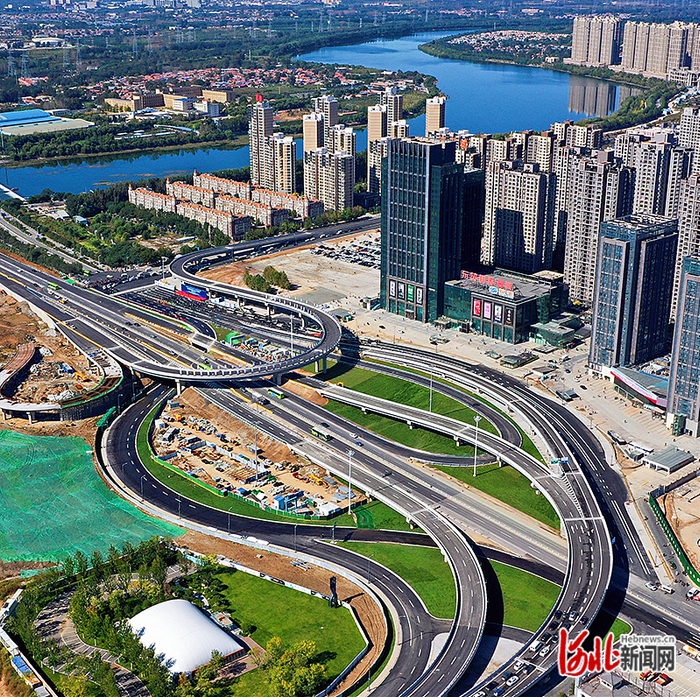 通燕高速燕郊出口立交枢纽通车，三河与北京城市副中心交通顺畅对接。
