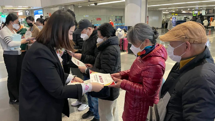 中青旅遨游科技发展有限公司 总裁助理刘杰 | 为游客送上首发纪念证书