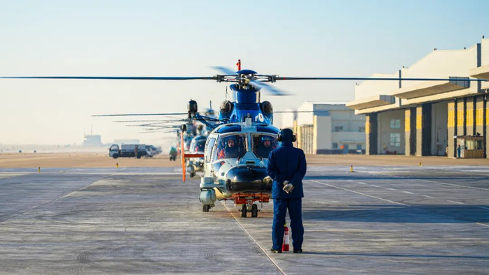 ▲搜救机组严阵以待，准备出动