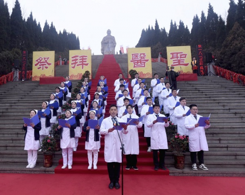 　　医护人员朗诵《伤寒杂病论•序》