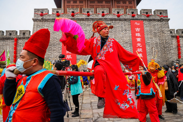 1月22日，艺人在淮北市濉溪县古城石板街进行民俗“踩街”表演。 拍摄 王文