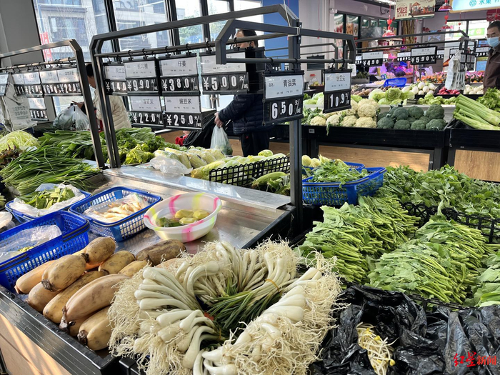 ▲益民菜市万科翡翠店的莲藕售价为5元/斤