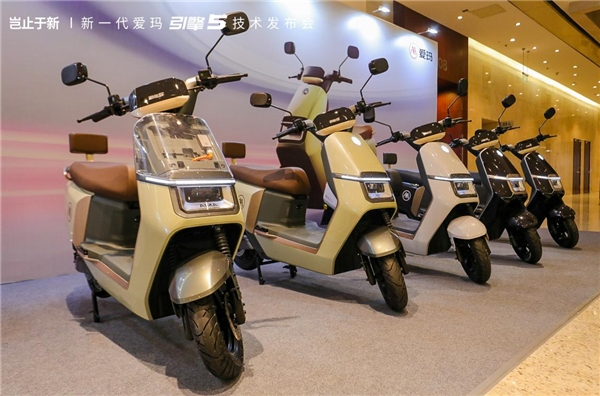 　　图:爱玛指挥官2023外形硬朗大气,驾驶宽敞舒适