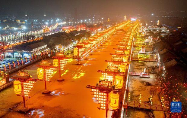 　　2月9日，游客在唐山市丰南区河头老街踏雪观光（无人机照片）。　　近日，河北省唐山市迎来降雪天气。　　新华社记者 杨世尧 摄