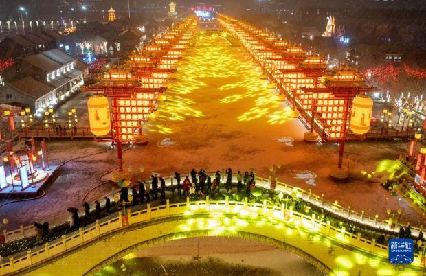 　　2月9日，游客在唐山市丰南区河头老街踏雪观光（无人机照片）。　　近日，河北省唐山市迎来降雪天气。　　新华社记者 杨世尧 摄