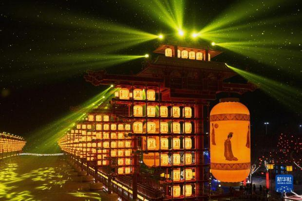 　　2月9日，游客在唐山市丰南区河头老街踏雪观光。　　近日，河北省唐山市迎来降雪天气。　　新华社记者 杨世尧 摄