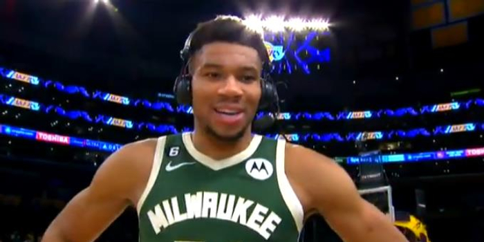 字母哥全能表现轰下三双数据