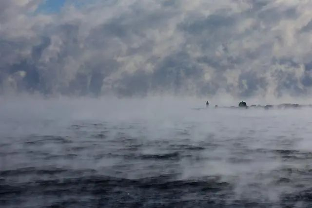 2月4日在美国马萨诸塞州罗克波特拍摄的寒潮天气下的海面。图源：新华社/路透