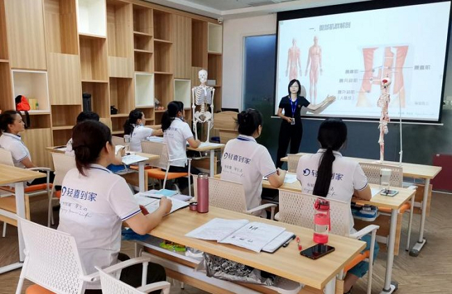 　　图为轻喜职校理论培训课现场