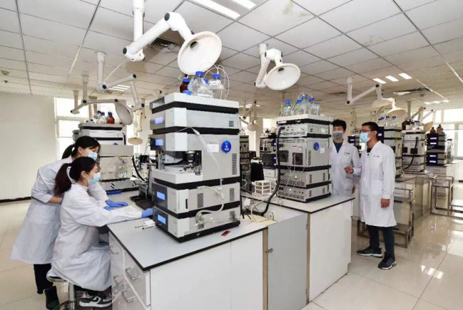 检验员在实验室进行检验