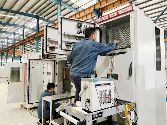 △海鸿电气致力为客户提供安全、环保、节能的产品，助力国家“双碳”战略实施。图为海鸿电气员工正加紧生产。