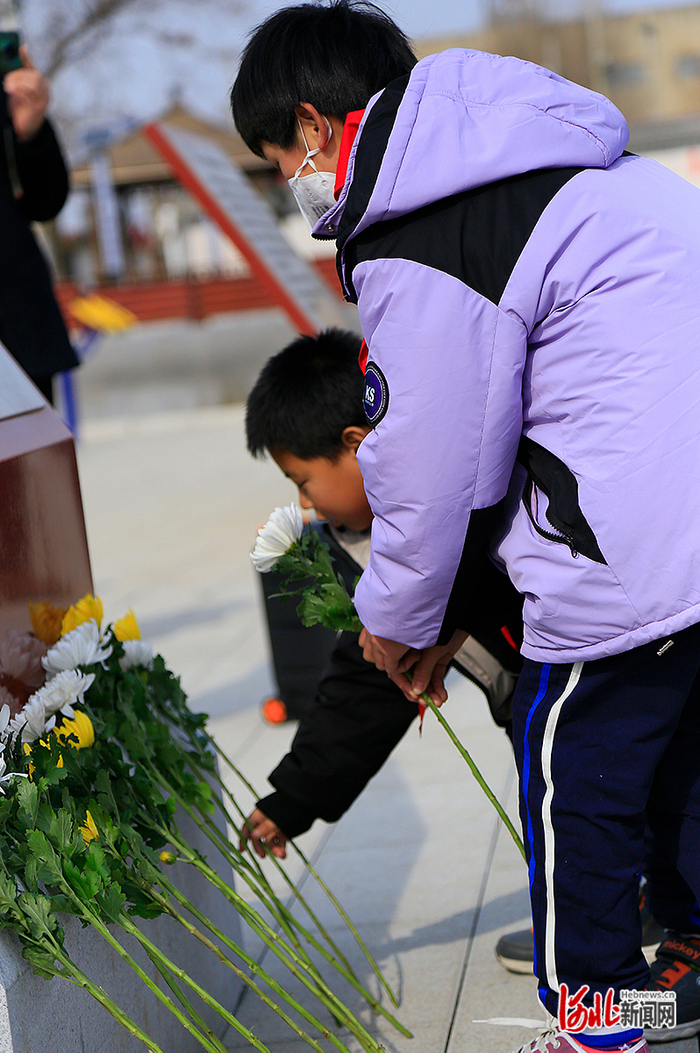 少保中心少先队员们在张六子纪念墙前献花