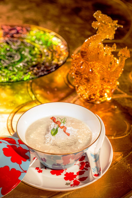 　　04怀旧岭南手工菜品「金腿燕窝鹧鸪粥」以精湛烹调技艺，将食材的每一丝精华浓缩于绵滑滋润的汤羹之中。