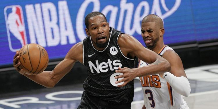 球迷热议杜兰特赛场发挥展现超级巨星风采