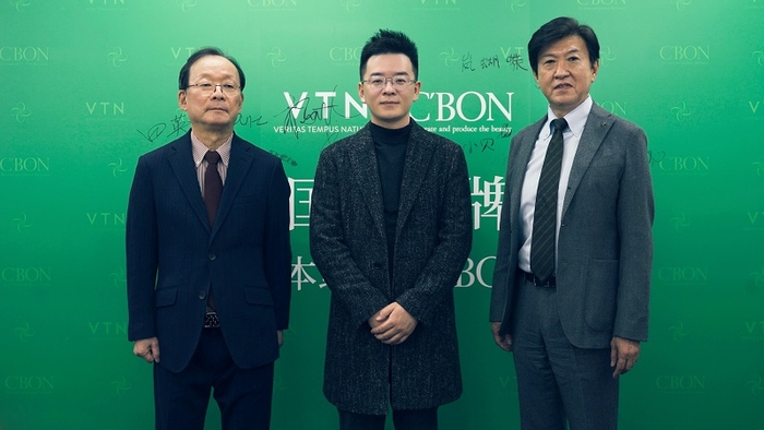 　　图：C'BON犬塚会长(左)、VTN 创始人兼CEO Will吴伟强(中)、C'BON崎山社长(右)