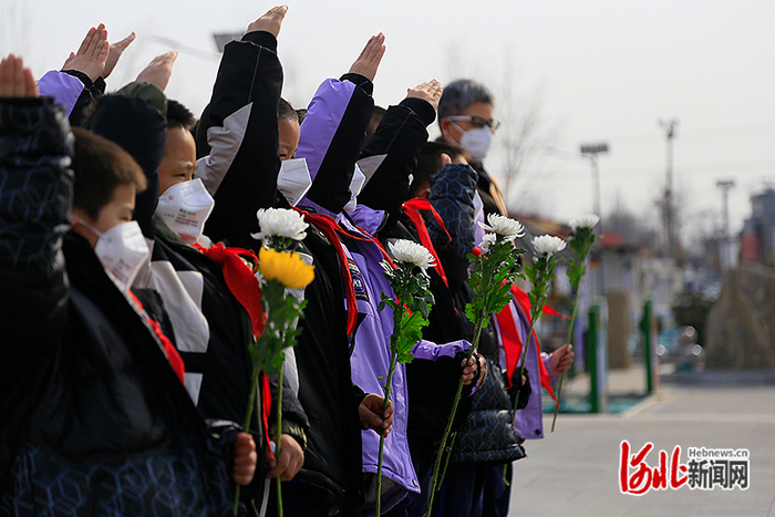 石家庄市少保中心的少先队员们敬礼，致敬少年英雄张六子