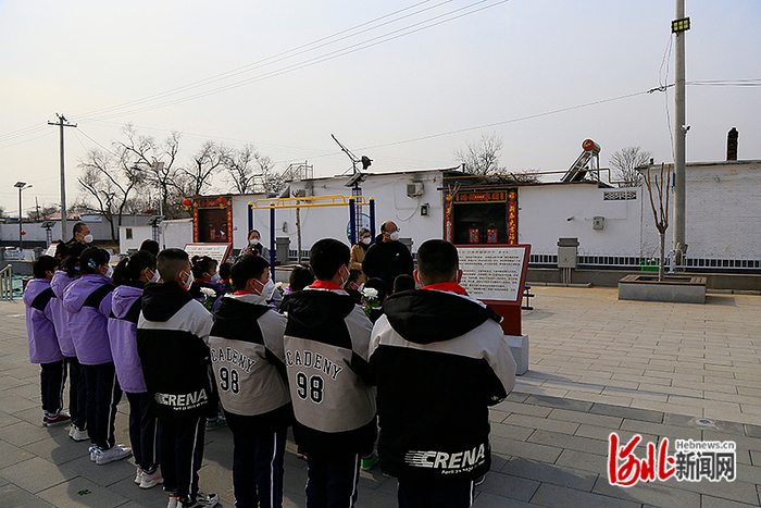 少保中心老师为少先队员们讲述张六子的故事