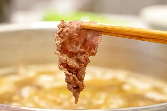 潮管家牛肉火锅套餐的量很足，每种肉均是100g，相当于店里一盘的量，大口吃肉好满足！