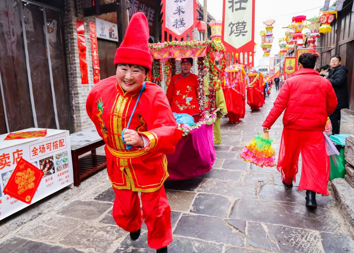 1月22日，艺人在淮北市濉溪县古城石板街进行民俗“踩街”表演。 拍摄 王文