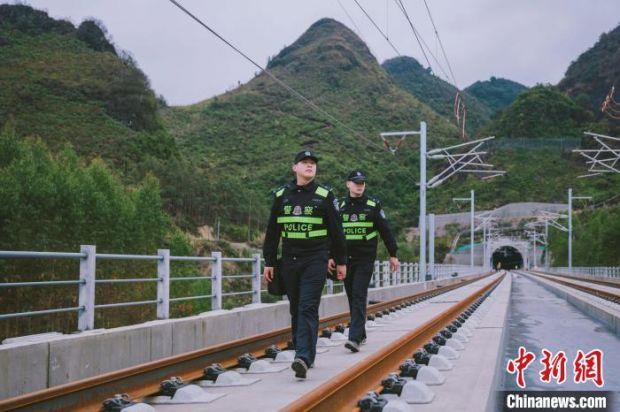 梁钟阳和农喜越在贵南高铁线永安段上巡逻。　胡玄德　摄