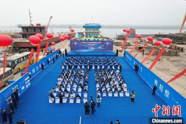 湖北首艘120TEU新能源纯电动集装箱示范船开建 朱瑶 摄