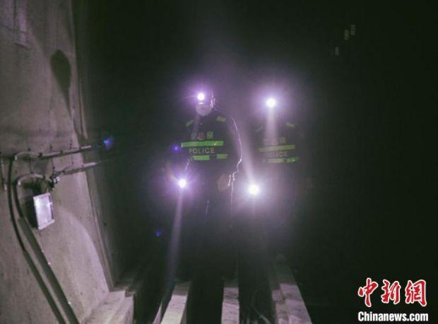梁钟阳和农喜越在都安隧道检查存放的设施设备。　胡玄德 摄