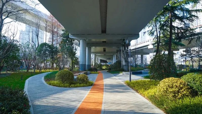 徐汇区内环漕溪北路高架下的“乐汇小游园”   来源：上海徐汇