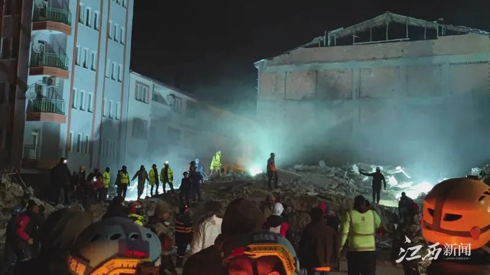 ▲杨羿拍摄的深夜救援现场照片