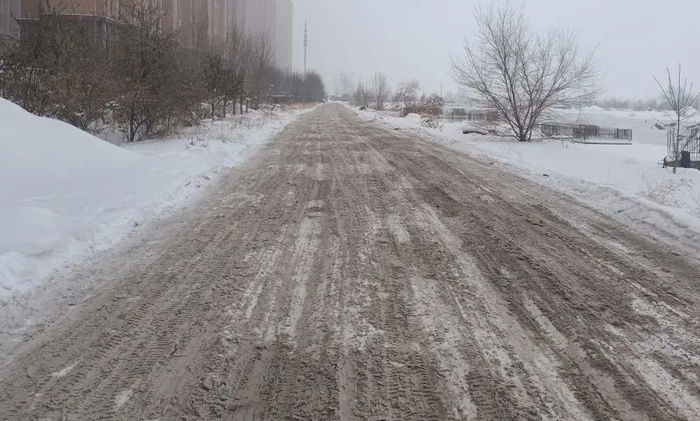 康宁路积雪多，长时间没有清理。网友“呵呵”提供