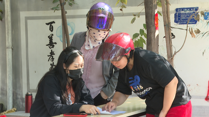 　　东方市滨海片区棚户区改造中心工作人员为被征迁户宣讲政策、解读方案。东方市融媒体中心摄