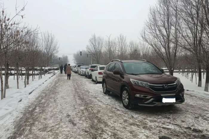 北城大观小区门口道路没有及时清雪。网友“热心市民”提供