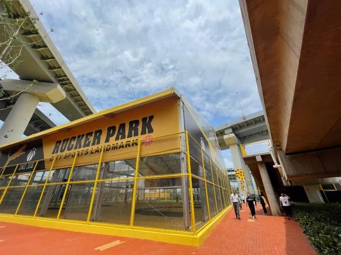 中环北虹立交桥下分别以火烈鸟和猎豹为主题的球场景观